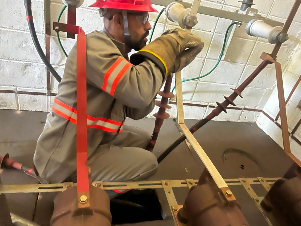 Técnico especializado da IND FORÇA em manutenção de subestação industrial