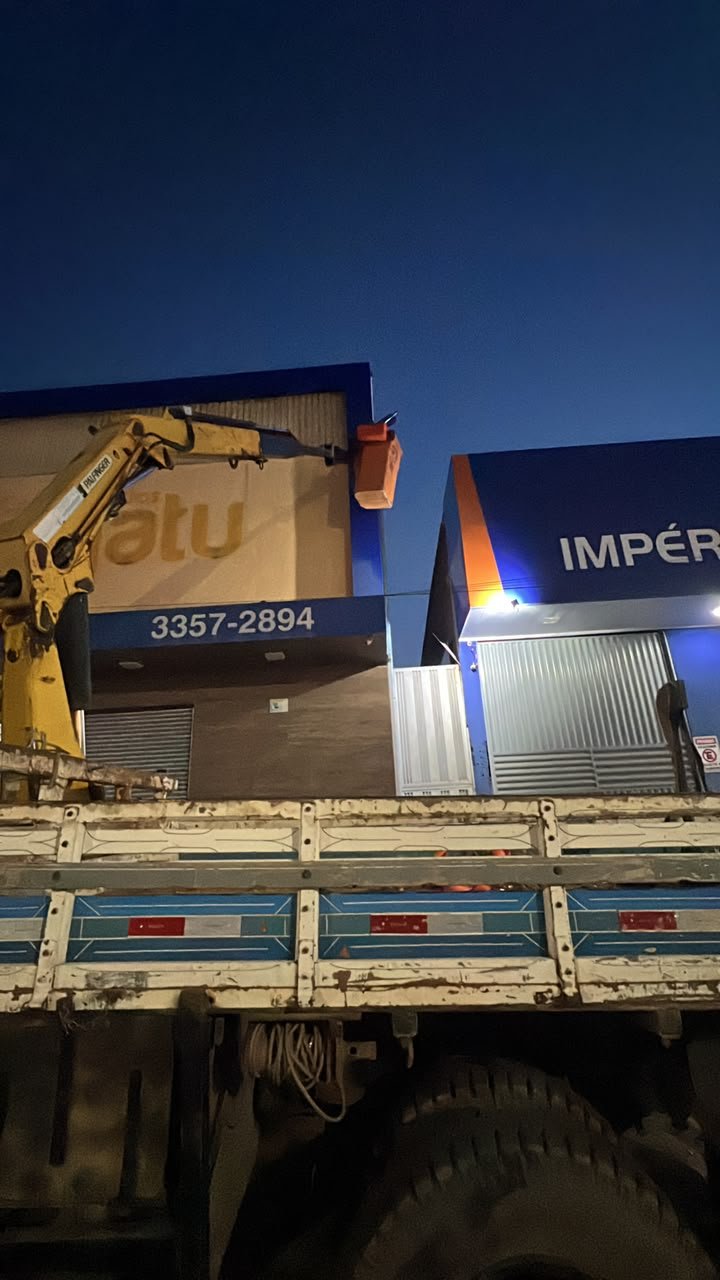 Operação de içamento de poste com caminhão Munck da IND FORÇA